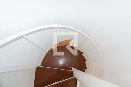 Apartamento para alugar com 150m², 2 quartos e 1 vaga Apartamento para alugar com 150m², 2 quartos e 1 vagaEscada