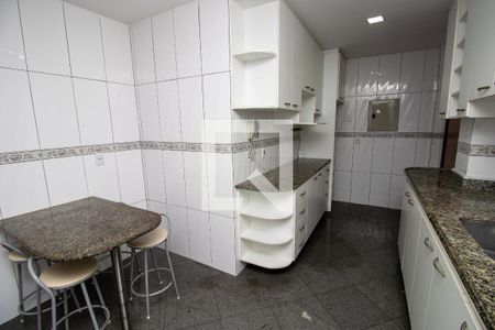 Apartamento à venda com 180m², 3 quartos e 2 vagas Apartamento à venda com 180m², 3 quartos e 2 vagasCozinha