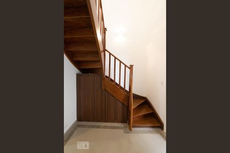Escada de casa para alugar com 2 quartos, 172m² em Vila Gomes Cardim, São Paulo