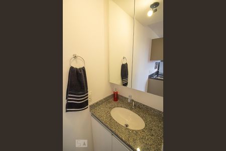 Banheiro de kitnet/studio para alugar com 1 quarto, 18m² em Prado Velho, Curitiba