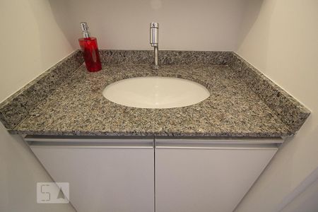 Banheiro de kitnet/studio para alugar com 1 quarto, 18m² em Prado Velho, Curitiba