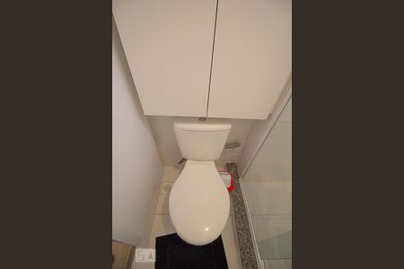 Banheiro de kitnet/studio para alugar com 1 quarto, 18m² em Prado Velho, Curitiba