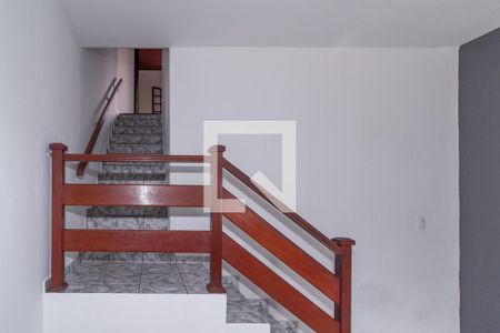 Escada de casa para alugar com 4 quartos, 150m² em Jardim Independência, São Paulo