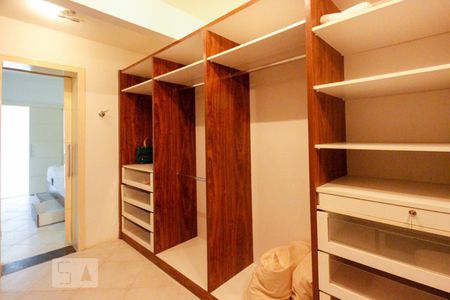 Casa de condomínio à venda com 1500m², 3 quartos e 8 vagasCloset da suíte 2