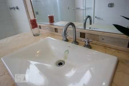 Casa de condomínio à venda com 1500m², 3 quartos e 8 vagasBanheiro Social