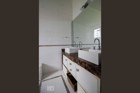 Casa de condomínio à venda com 1500m², 3 quartos e 8 vagasBanheiro da Suíte 2