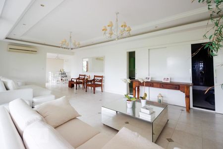 Casa de condomínio à venda com 1500m², 3 quartos e 8 vagasSala