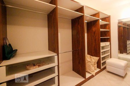 Casa de condomínio à venda com 1500m², 3 quartos e 8 vagasCloset da suíte 2
