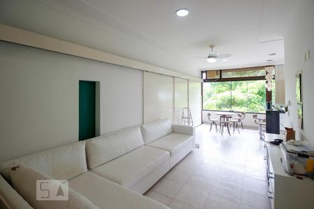 Sala de Estar de casa de condomínio à venda com 3 quartos, 1500m² em Vargem Pequena, Rio de Janeiro