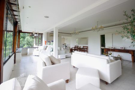 Casa de condomínio à venda com 1500m², 3 quartos e 8 vagasSala