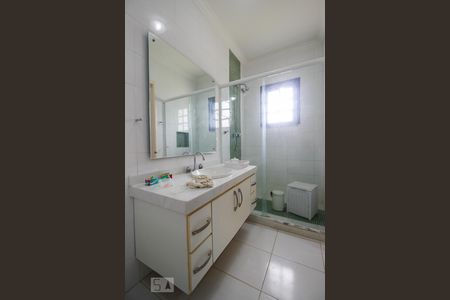 Casa de condomínio à venda com 1500m², 3 quartos e 8 vagasBanheiro da Suíte 1