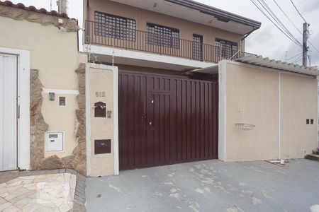 Casa para alugar com 250m², 3 quartos e 5 vagas Casa para alugar com 250m², 3 quartos e 5 vagasFachada da casa