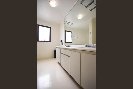 Apartamento à venda com 316m², 4 quartos e 4 vagasBanheiro Suíte 2