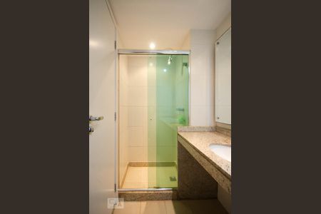 Banheiro da suite 1 de apartamento para alugar com 3 quartos, 128m² em Leblon, Rio de Janeiro