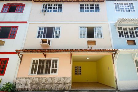 Casa à venda com 80m², 2 quartos e 1 vagaFachada
