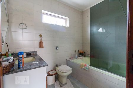 Casa à venda com 357m², 4 quartos e 4 vagasBanheiro quarto 1 suíte