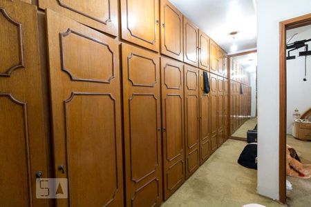 Casa à venda com 357m², 4 quartos e 4 vagasCloset quarto 4 suíte