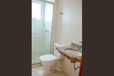 Banheiro de apartamento para alugar com 2 quartos, 80m² em Passo da Areia, Porto Alegre