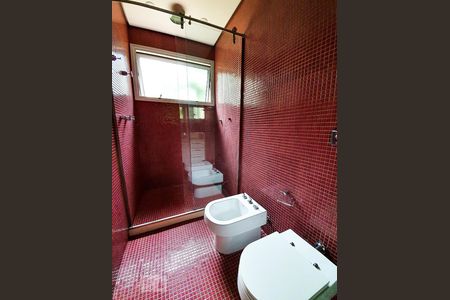 Casa à venda com 685m², 5 quartos e 8 vagasBanheiro suíte 3