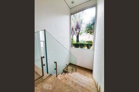 Casa à venda com 685m², 5 quartos e 8 vagasEscadas 