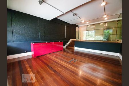 Casa à venda com 685m², 5 quartos e 8 vagasSalão 