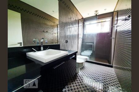 Casa à venda com 685m², 5 quartos e 8 vagasBanheiro suíte 2