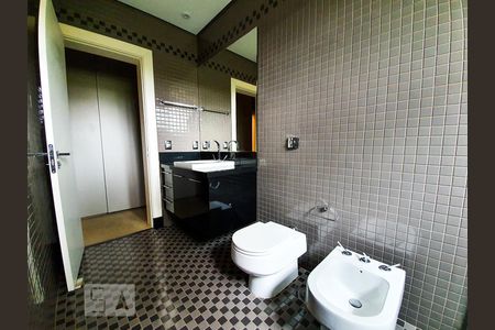 Casa à venda com 685m², 5 quartos e 8 vagasBanheiro suíte 2