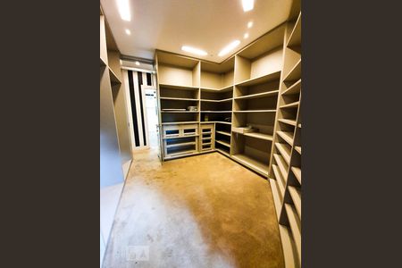 Casa à venda com 685m², 5 quartos e 8 vagasCloset suíte 4