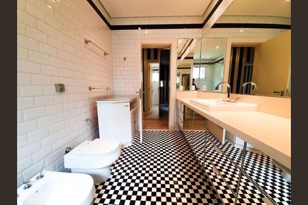 Casa à venda com 685m², 5 quartos e 8 vagasBanheiro suíte 4