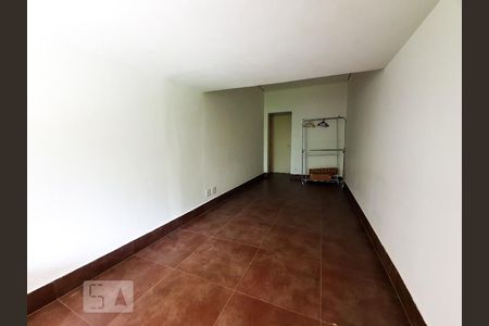 Casa à venda com 685m², 5 quartos e 8 vagasSala subsolo