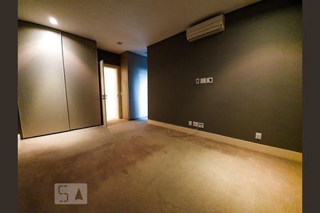 Casa à venda com 685m², 5 quartos e 8 vagasSuíte 2