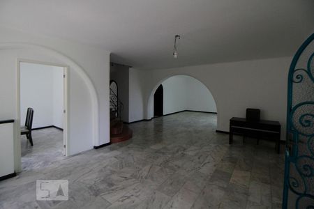 Casa para alugar com 6 quartos, 330m² em Pacaembu, São Paulo