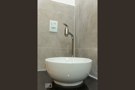 Banheiro - Torneira de apartamento para alugar com 1 quarto, 41m² em Bosque da Saúde, São Paulo
