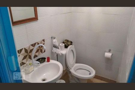 Casa à venda com 220m², 4 quartos e 2 vagas Casa à venda com 220m², 4 quartos e 2 vagasBANHEIRO DA SUÍTE