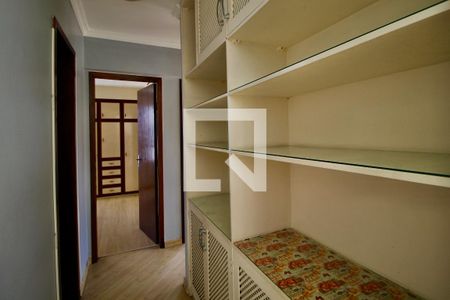 Corredor  de apartamento para alugar com 3 quartos, 113m² em Boa Vista, Curitiba