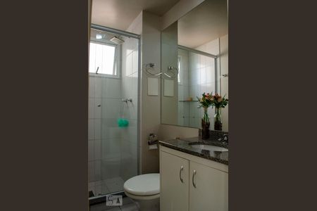 Banheiro  de apartamento à venda com 3 quartos, 68m² em Humaitá, Porto Alegre