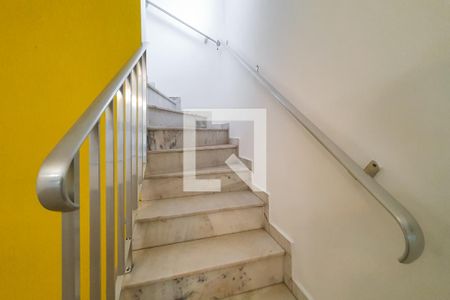 Escada de casa para alugar com 2 quartos, 160m² em Vila Firmiano Pinto, São Paulo