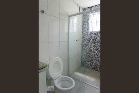 Banheiro de kitnet/studio para alugar com 1 quarto, 28m² em Vila Anastácio, São Paulo