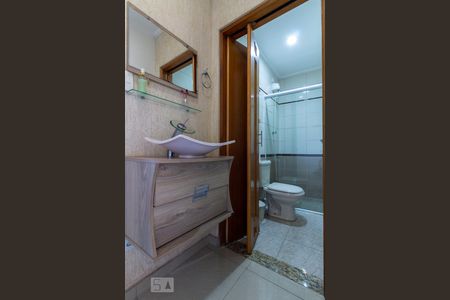 Banheiro  de casa à venda com 3 quartos, 250m² em Jardim Fernandes, São Paulo