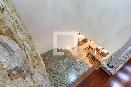 Casa para alugar com 250m², 4 quartos e 6 vagasEscada