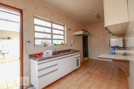 Casa à venda com 300m², 4 quartos e 4 vagas Casa à venda com 300m², 4 quartos e 4 vagasCozinha