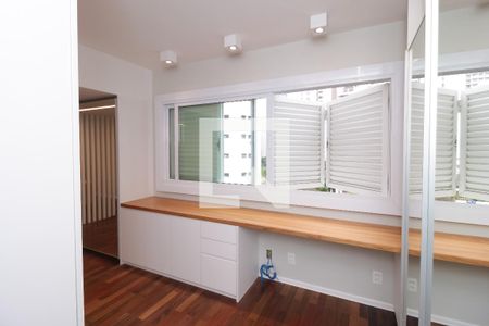 Apartamento para alugar com 130m², 2 quartos e 1 vagaCloset da suíte - Escrivaninha
