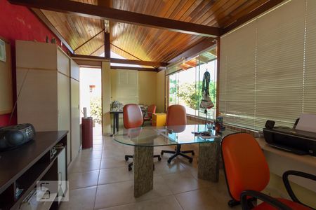 Casa à venda com 350m², 4 quartos e 3 vagas Casa à venda com 350m², 4 quartos e 3 vagasescritório