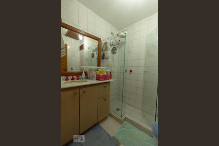 Casa à venda com 350m², 4 quartos e 3 vagas Casa à venda com 350m², 4 quartos e 3 vagasbanheiro social