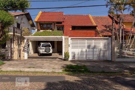 Casa à venda com 350m², 4 quartos e 3 vagas Casa à venda com 350m², 4 quartos e 3 vagasFachada