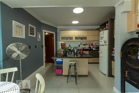 Casa à venda com 350m², 4 quartos e 3 vagas Casa à venda com 350m², 4 quartos e 3 vagascozinha