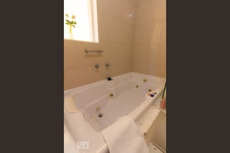 Casa à venda com 600m², 4 quartos e 4 vagasBanheiro - Quarto Suíte Master