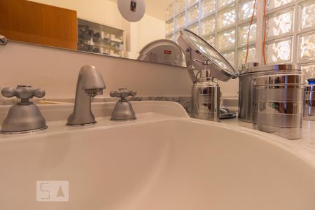 Casa à venda com 600m², 4 quartos e 4 vagasBanheiro - Quarto Suíte Master