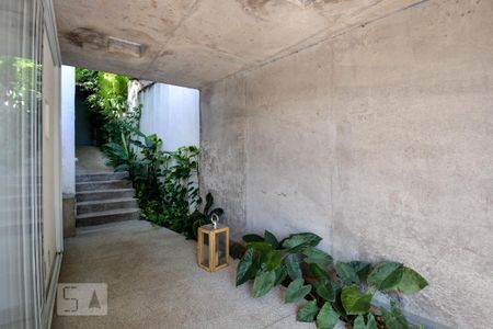 Área externa - entrada individual de casa para alugar com 2 quartos, 90m² em Sumaré, São Paulo