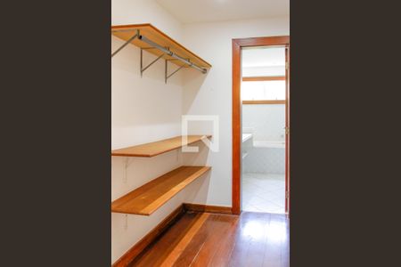 Casa de condomínio à venda com 579m², 5 quartos e 4 vagasCloset Quarto 1 suíte